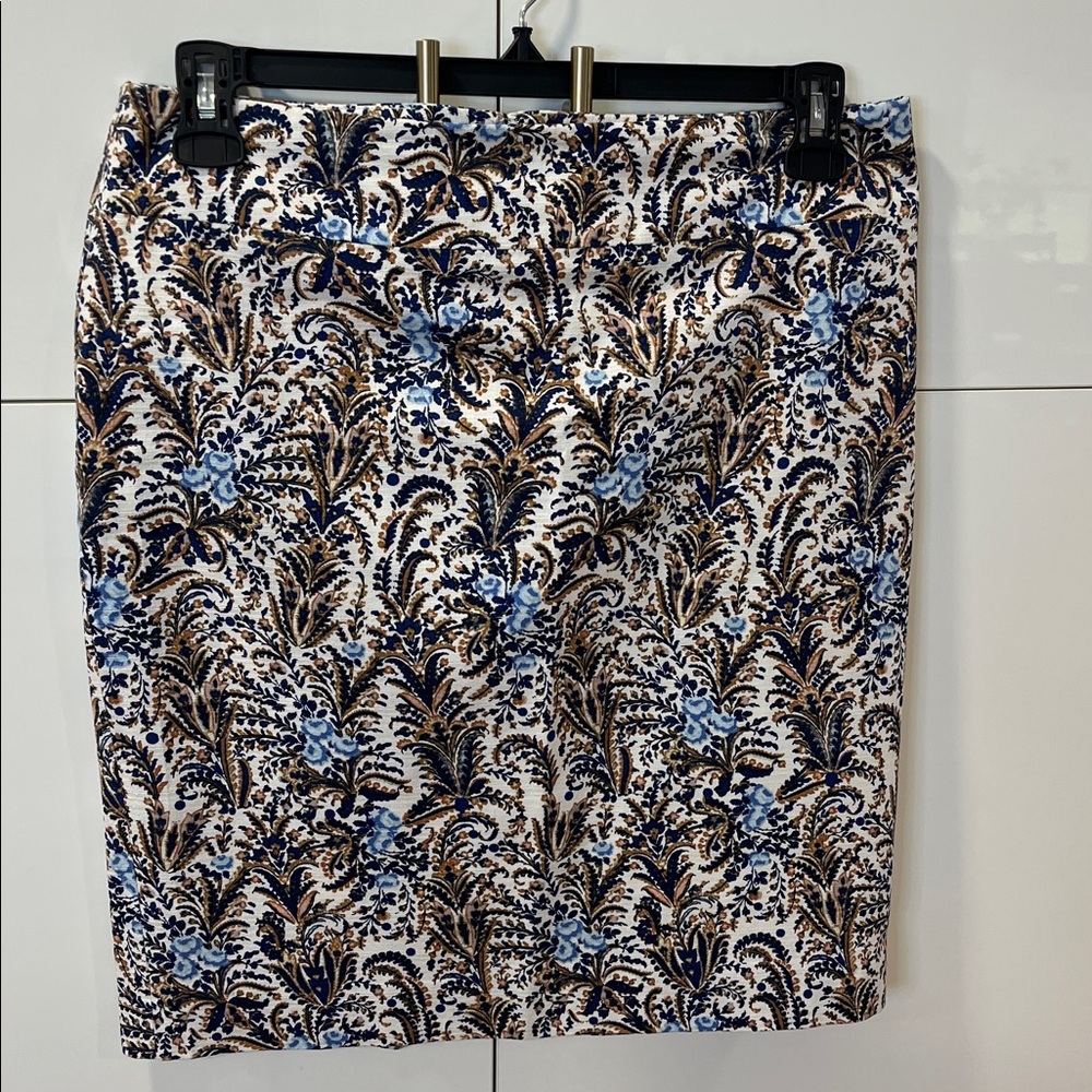 Ann Taylor Blue and Brown Floral Pencil Skirt, 12P

Waist: 34”
Length: 21 1/2”